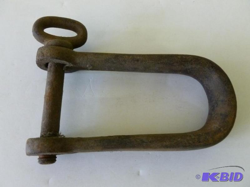 lot 44 image: Large heavy duty iron clevis pin that measure...