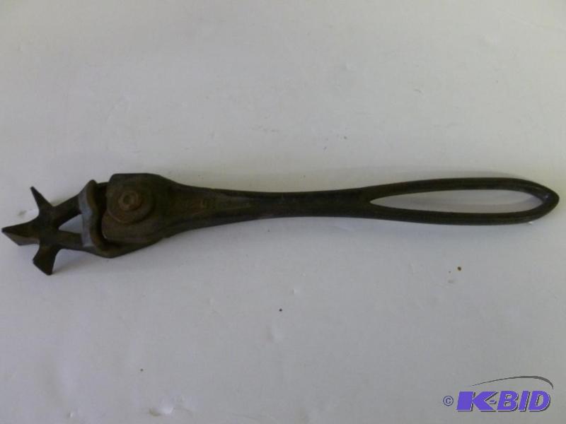lot 49 image: Large vintage iron specialty tool that measur...