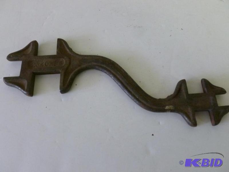 lot 50 image: Large vintage iron specialty tool that measur...