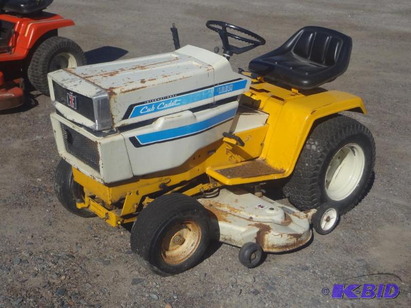 lot 2 image: Cub Cadet 1250 Hydrostatic Lawn Tractor, 12HP...