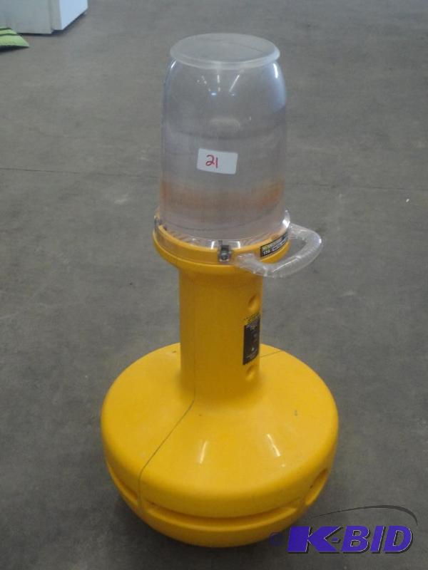 lot 21 image: WobbleLight 175 Watt Metal Halide Beacon...