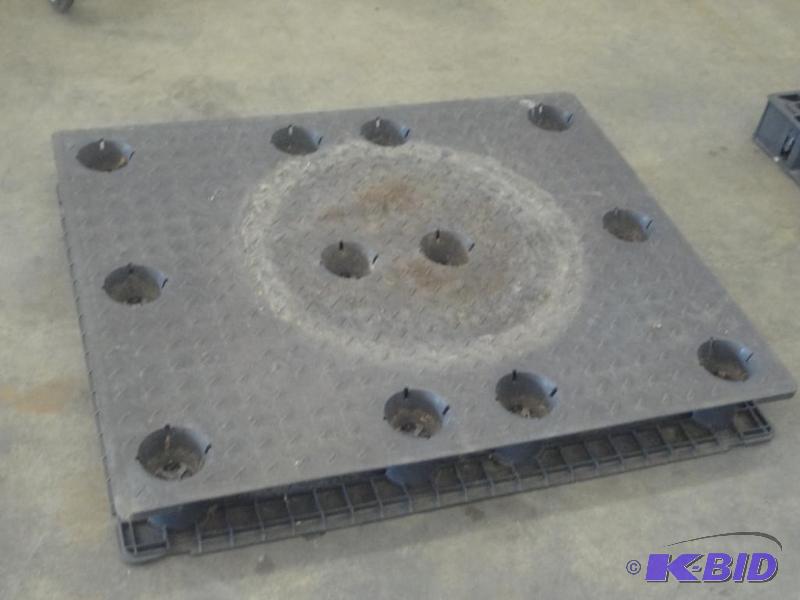 lot 53 image: Plastic Warehouse Pallet With 2-Way Fork Pock...