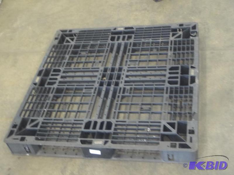 lot 54 image: Plastic Warehouse Pallet With 2-Way Fork Pock...