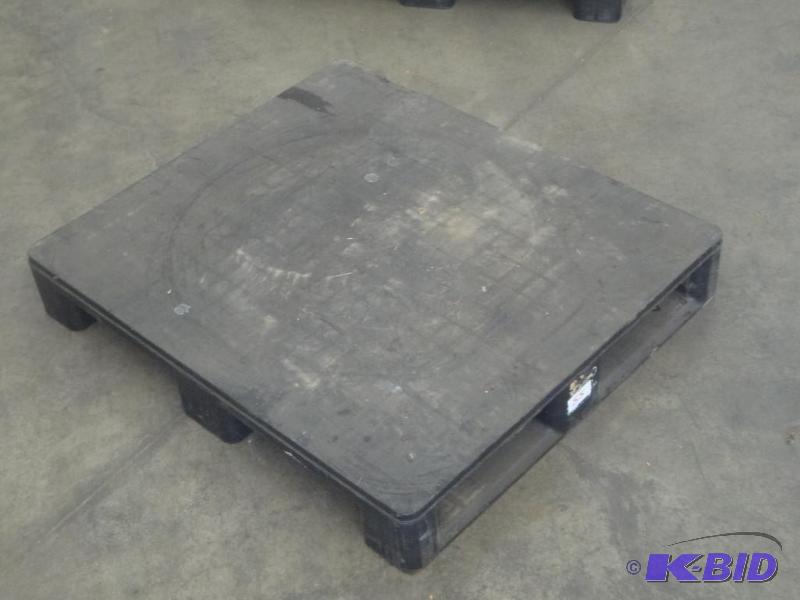 lot 55 image: Plastic Warehouse Pallet With 2-Way Fork Pock...