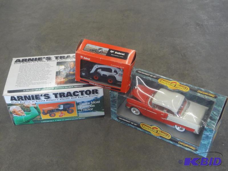 lot 68 image: (3) Collectors Scale Models...