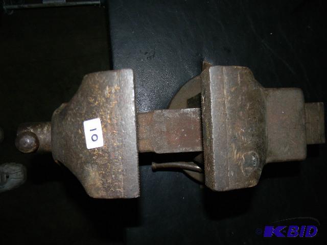 lot 10 image: Table mounting vise...