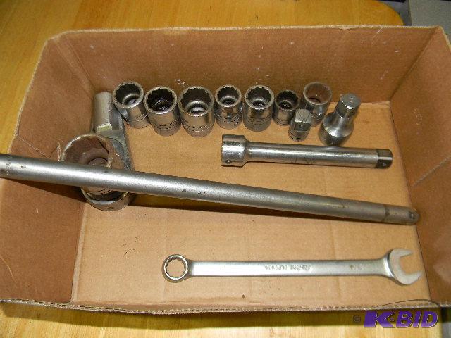 lot 106 image: Lot of Snap-On tools - 7 sockets, 3 extension...