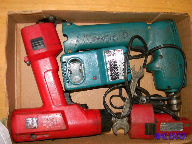 lot 114 image: Milwaukee 9v cordless drill with extra batter...