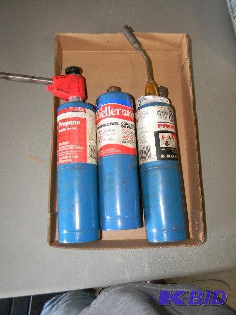 lot 141 image: Lot of 5 - three propane fuel cans (some prop...