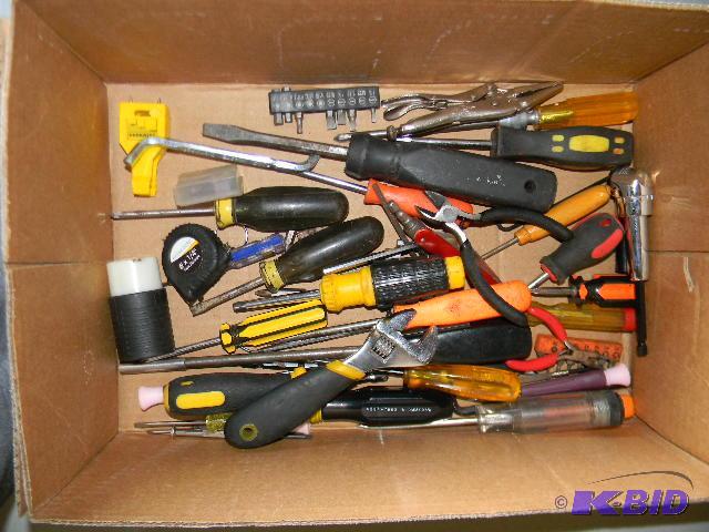 lot 151 image: Lot of misc. tools - screw drivers and more...