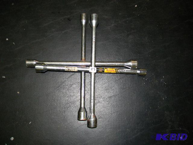 lot 27 image: Lot of 2 lug wrenches...