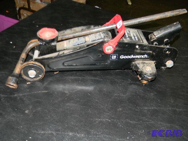 lot 30 image: Goodwrench 2 ton trolley jack...