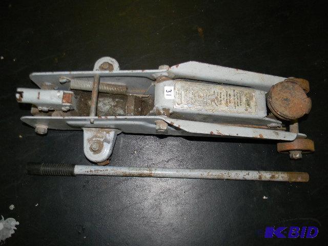lot 31 image: Larin 2-ton floor jack...