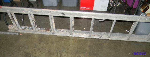 lot 32 image: 16 metal ladder...