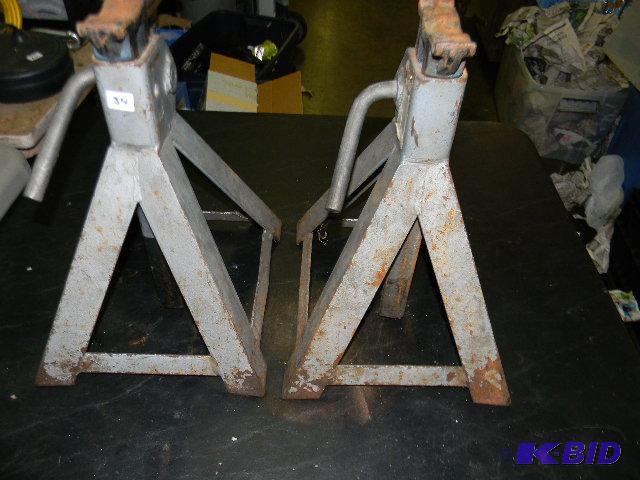lot 34 image: Lot of 2 jack stands...