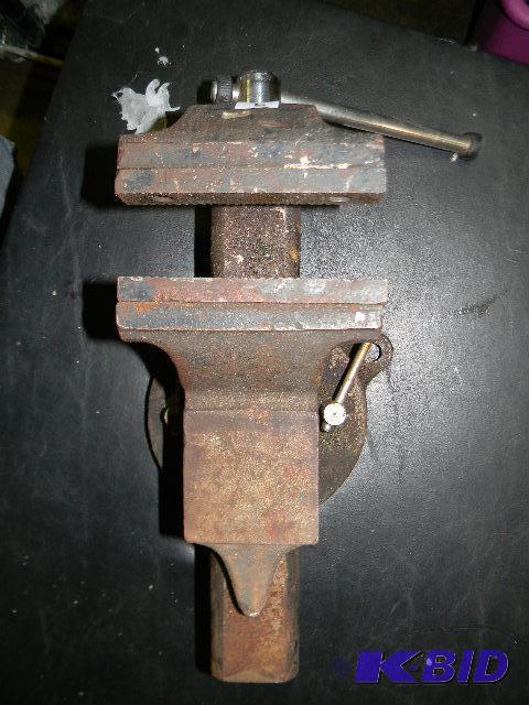 lot 9 image: Table mounting vise...