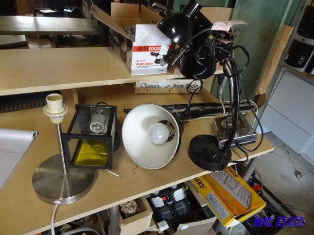 lot 118 image: Outdoor Light. Adjustable Arm Lamp. 3 Table L...