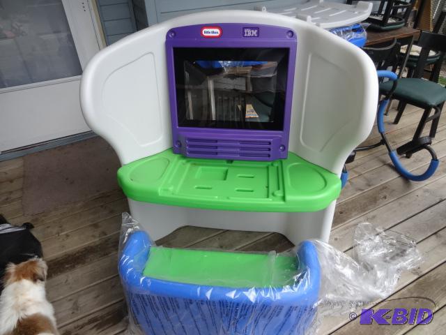 lot 133 image: Little Tykes Young Explorer Computer Desk. Ne...