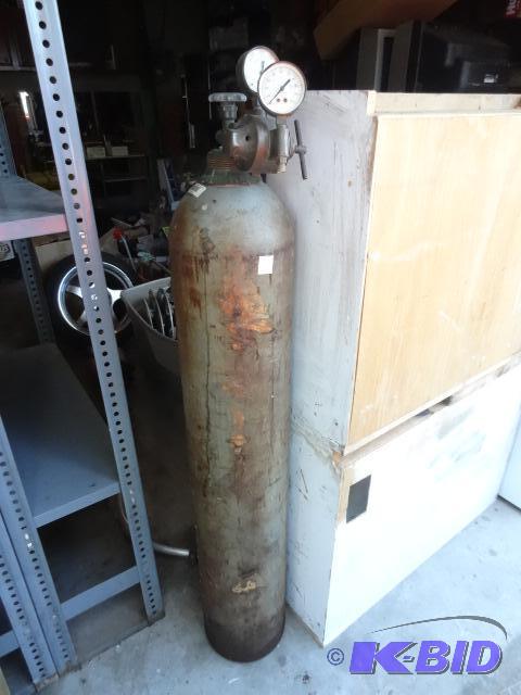 lot 3 image: Large Oxygen Tank with Airco Regulator...