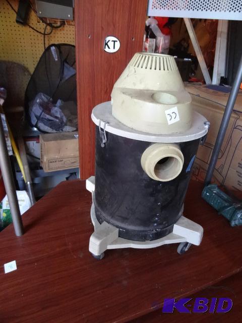 lot 30 image: Montgomery ward Wet Dry Vac. Powers On. No Ho...