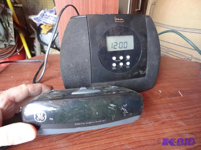 lot 59 image: GE alarm clock. Model MMG-CR2900 CD player wi...