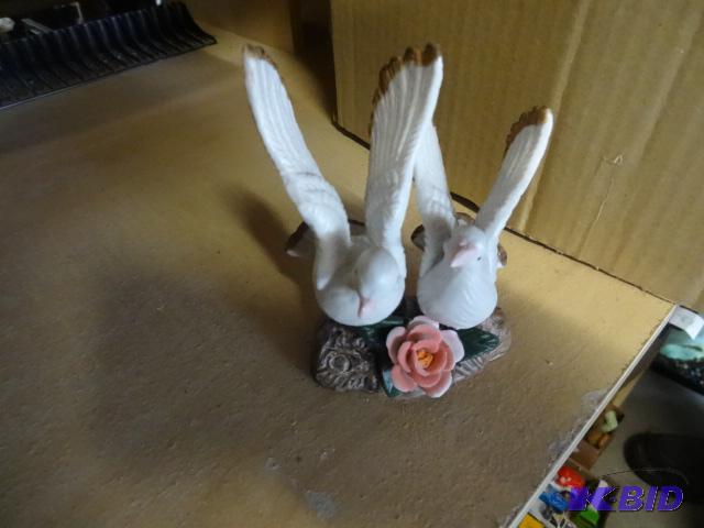 lot 93 image: 11 Dove Figurines...