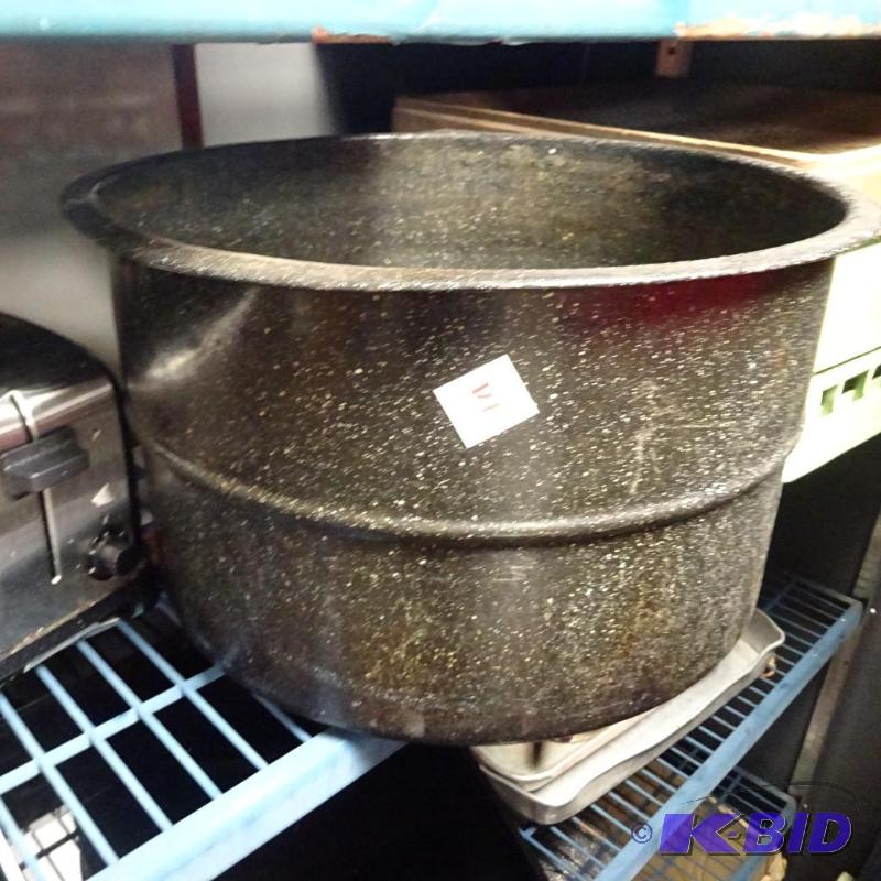 lot 121 image: Large pot and 3 plastic dishwasher racks...