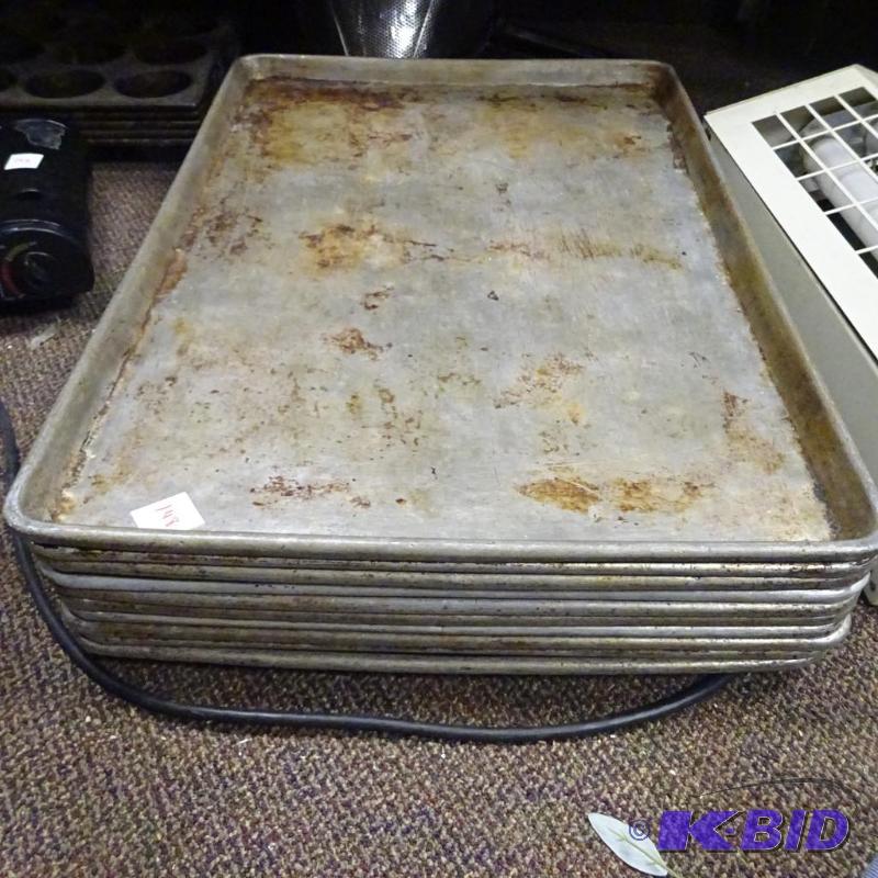 lot 148 image: 10 full size baking pans...
