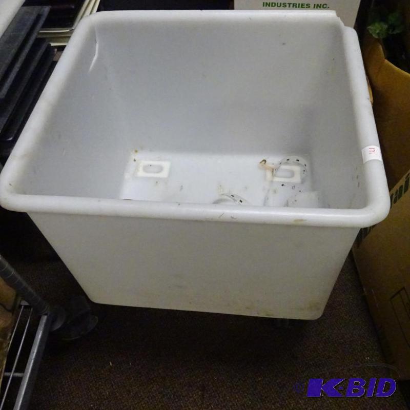 lot 171 image: Poly tub on wheels. Designed for liquid. No v...