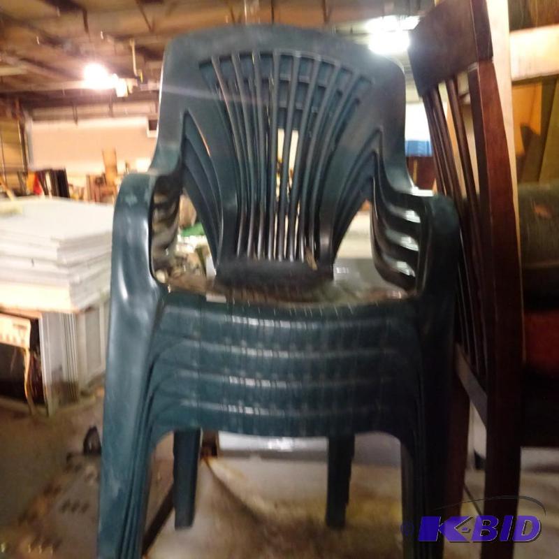 lot 36 image: 4 plastic outdoor patio chairs...