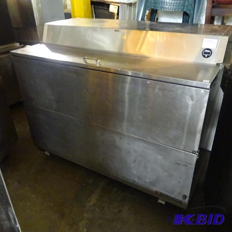 lot 39 image: True beer cooler. TMC-58-S. On wheels. Lock b...