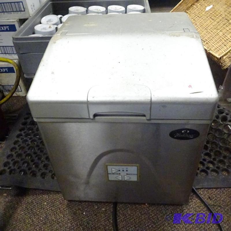 lot 92 image: Windchaser model 1CM15S table top ice maker...