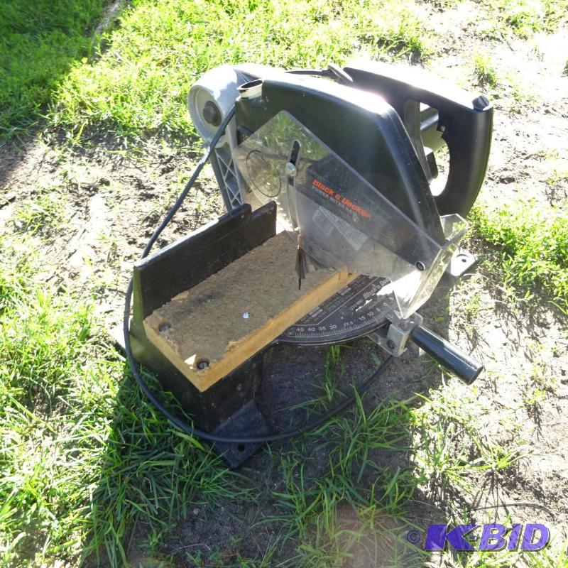 lot 13 image: Black and Decker Power miter saw. 9" bla...