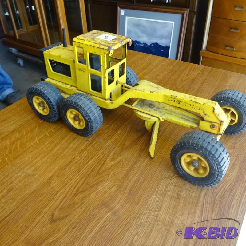 lot 149 image: Tonka road grader...