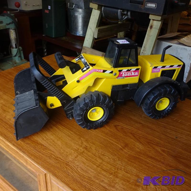 lot 153 image: Tonka mighty 728 Front end loader...