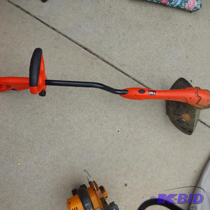 lot 169 image: Black and Decker 110 Volt weed whip...
