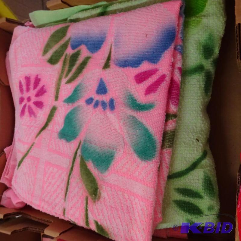 lot 243 image: 6 bath towels...