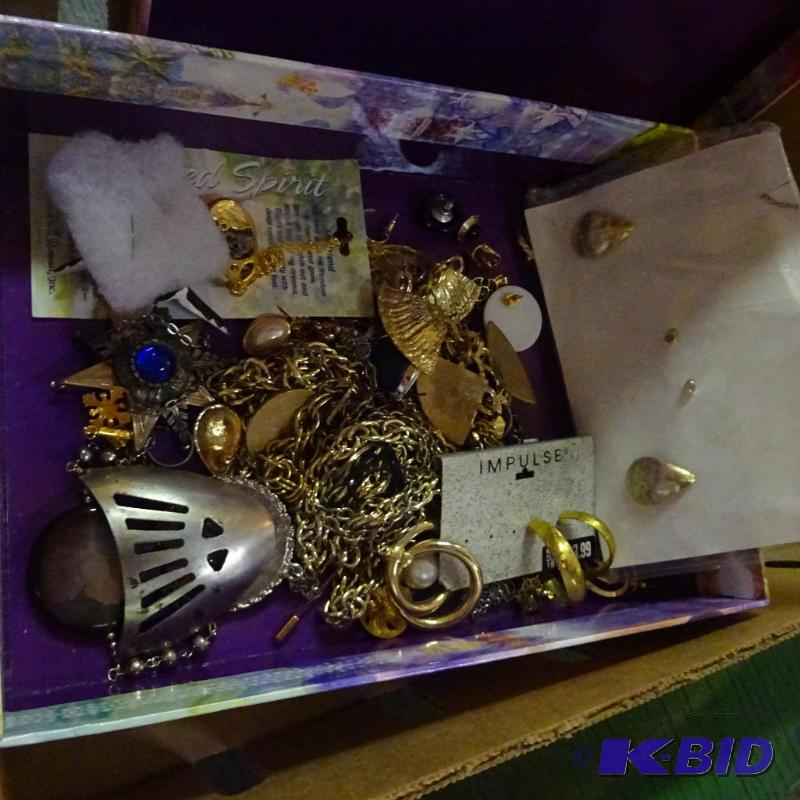lot 256 image: Lots of misc. jewlery...