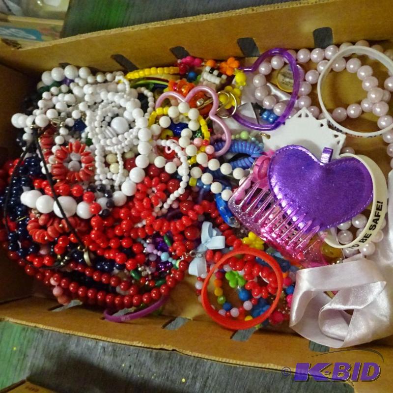 lot 257 image: Lots of misc. jewlery...
