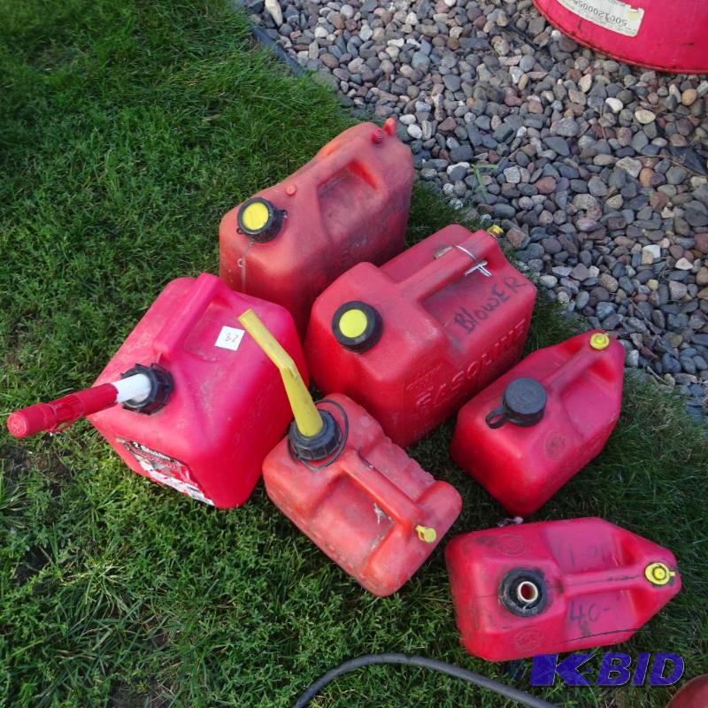 lot 28 image: 6 misc. plastic gas cans...