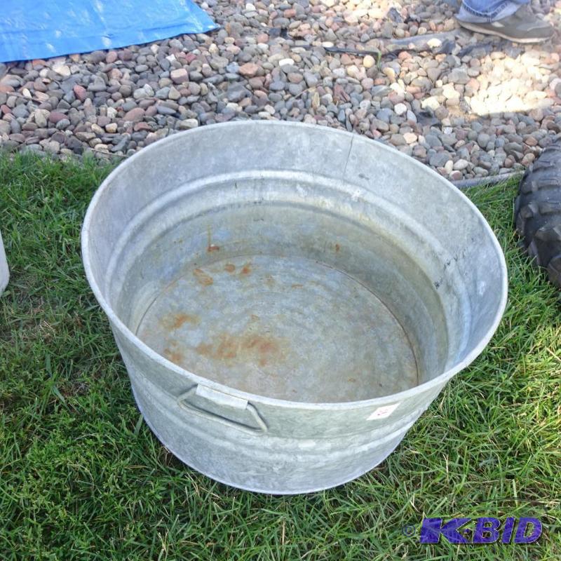 lot 33 image: 22" galunized tub. Does NOT leak...