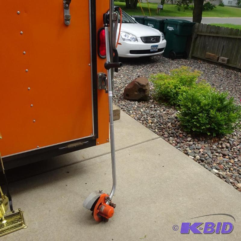 lot 419 image: Black and deker lawn edger and trimmer. 110 V...