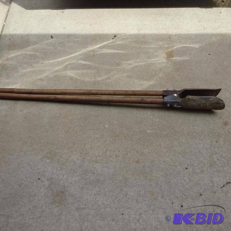 lot 427 image: clam shell post hol digger...