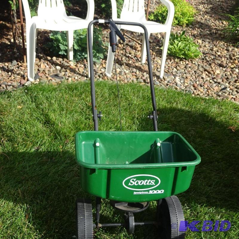 lot 43 image: scotts speedy green lawn spreader...