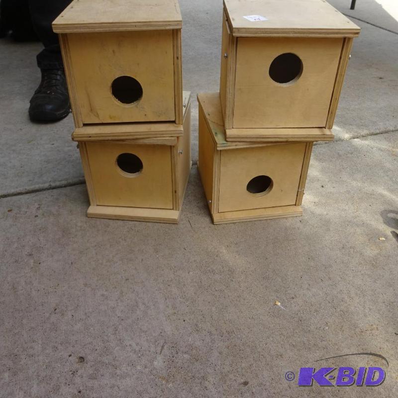 lot 445 image: 4 wood bird houses...