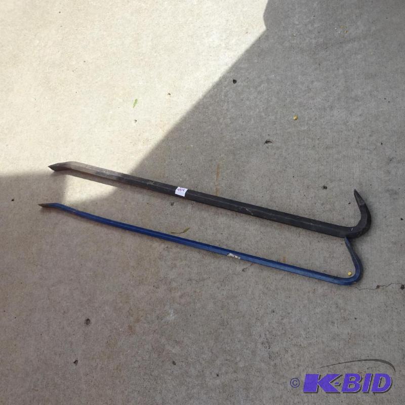 lot 454 image: 1 heavy duty crow bar. 1 light duty crowbar...