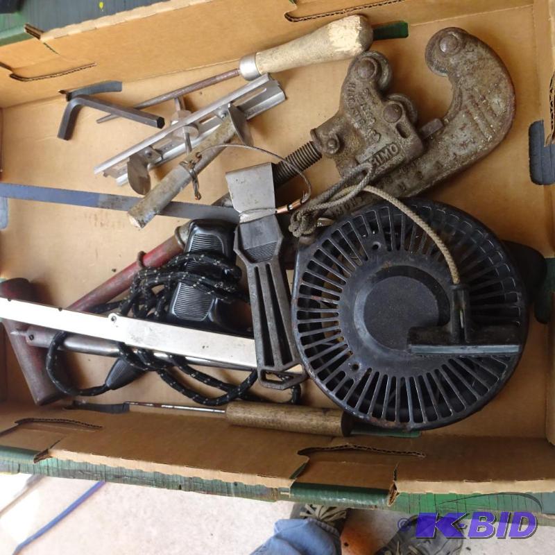 lot 456 image: piipe cutter. Hack saw. Window tool. Solderin...