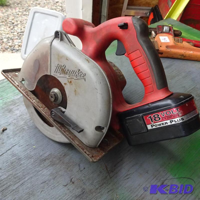 lot 463 image: Milwauke 18 volt circular saw with 2 chargers...