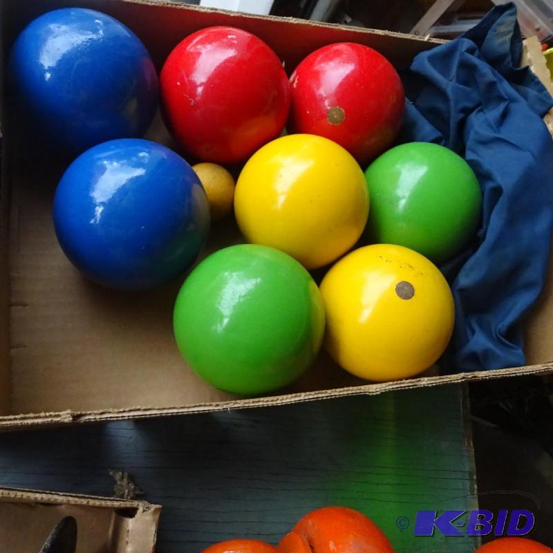 lot 466 image: Bocce Ball set...