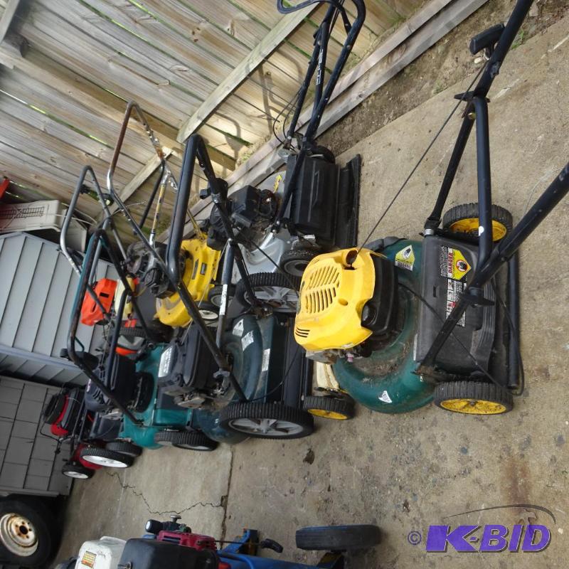 lot 47 image: 7 misc. push lawn mowers. 5 run and 2 are par...